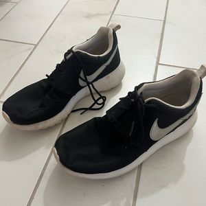 Kids Nike Roshe size 7y